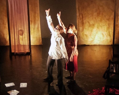 CENA CURTA “AS ROSAS NO JARDIM DE ZULA”
